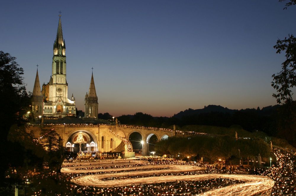 #Lourdes está localizada no sul da #França e é uma cidade popular entre os viajantes religiosos_